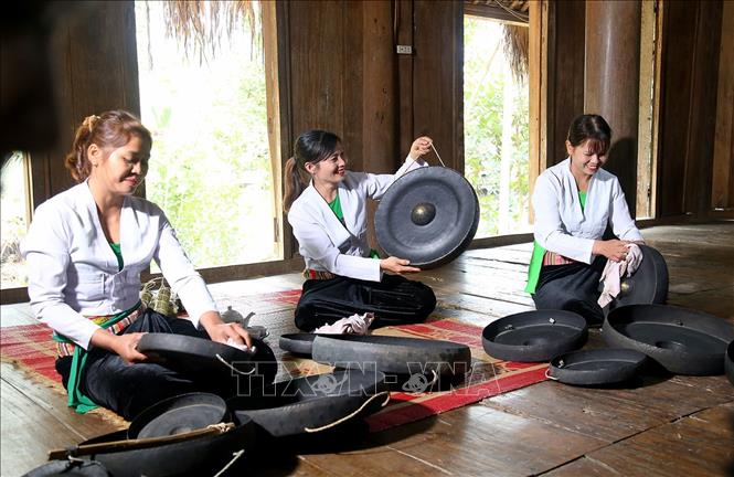 Trong ảnh: Phụ nữ người Mường ở Bản Chuôi, xã Khả Cửu, huyện Thanh Sơn, tỉnh Phú Thọ lau chùi chiêng để sử dụng trong dịp Tết. Ảnh: Trung Kiên - TTXVN.