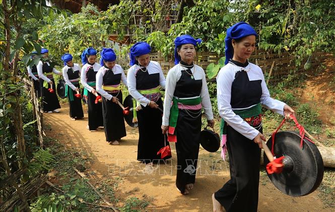 Trong ảnh: Phong tục Phường sắc bùa đi chúc Tết từng nhà của người Mường bản Chuôi. Ảnh: Trung Kiên - TTXVN.