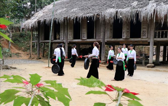 Trong ảnh: Phụ nữ người Mường ở Bản Chuôi, xã Khả Cửu, huyện Thanh Sơn, tỉnh Phú Thọ đánh chiêng đón mừng năm mới. Ảnh: Trung Kiên - TTXVN.