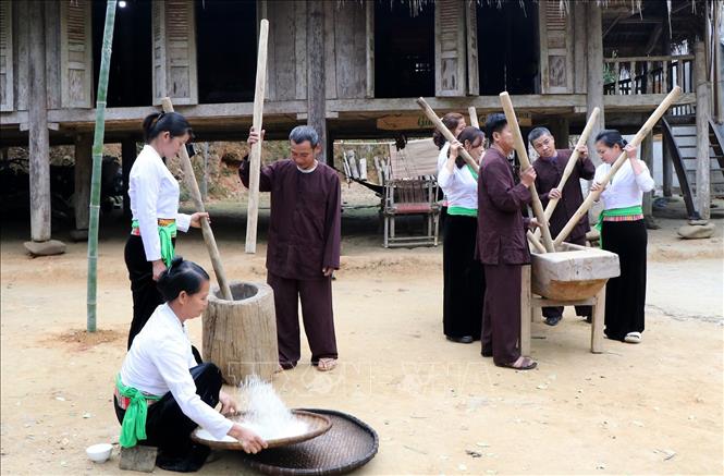Trong ảnh: Người Mường ở Bản Chuôi, xã Khả Cửu, huyện Thanh Sơn, tỉnh Phú Thọ giã gạo và đâm đuống trong những ngày Tết. Ảnh: Trung Kiên - TTXVN.