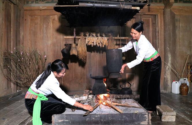 Trong ảnh: Phụ nữ người Mường ở Bản Chuôi, xã Khả Cửu, huyện Thanh Sơn, tỉnh Phú Thọ nổi lửa đồ xôi cúng trong dịp Tết. Ảnh: Trung Kiên - TTXVN.