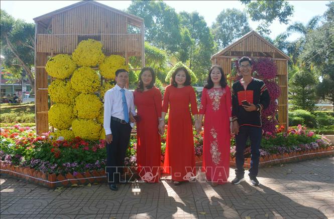 Photo: A family enjoys Tet decorations together in Dak Lak province. VNA Photo: Hoài Thu 
