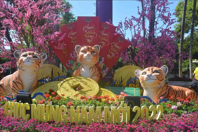 Photo: Tiger statues on decorations to celebrate the Year of the Tiger. VNA Photo: Hoài Thu 