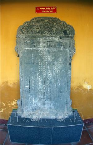 Trong ảnh: Bia đá cổ còn trưng bày trong Đình và Nhà thờ Chư phái tộc Hải Châu là di tích lịch sử cấp quốc gia vào tháng 7/2001. Ảnh: Trần Lê Lâm - TTXVN
