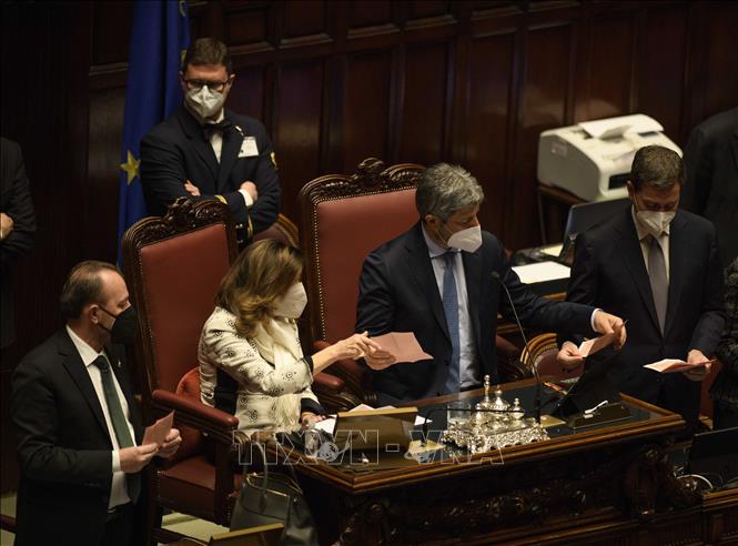 Trong ảnh: Chủ tịch Thượng viện Italy Maria Elisabetta Alberti Casellati (thứ 2, trái, phía trước) và Chủ tịch Hạ viện Roberto Fico (thứ 2, phải, phía trước) kiểm phiếu bầu tại vòng bỏ phiếu thứ 8 bầu Tổng thống, ở Rome, ngày 29/1/2022. Ảnh: THX/TTXVN