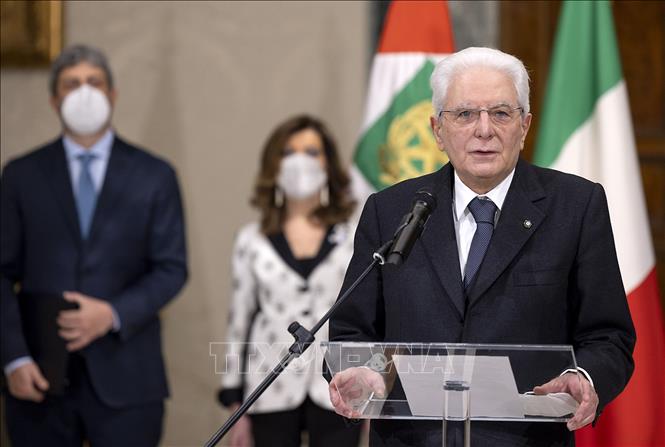 Trong ảnh: Tổng thống Italy Sergio Mattarella (phải) phát biểu sau khi chính thức tái đắc cử, tại Dinh Tổng thống ở Rome, ngày 29/1/2022. Ảnh: THX/TTXVN