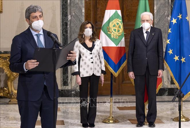 Trong ảnh: Chủ tịch Hạ viện Italy Roberto Fico (trái) thông báo kết quả bầu cử Tổng thống Italy, theo đó ông Sergio Mattarella (phải) chính thức tái đắc cử, tại Dinh Tổng thống ở Rome, ngày 29/1/2022. Ảnh: THX/TTXVN