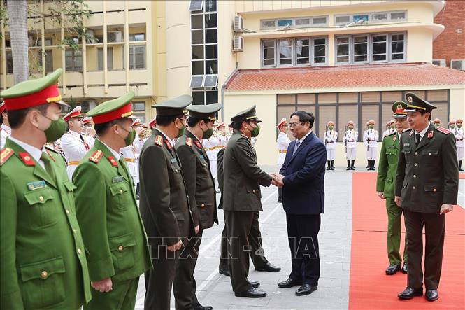 Trong ảnh: Thủ tướng Phạm Minh Chính đến thăm cán bộ, chiến sĩ Cục A05 và C07. Ảnh: Dương Giang-TTXVN