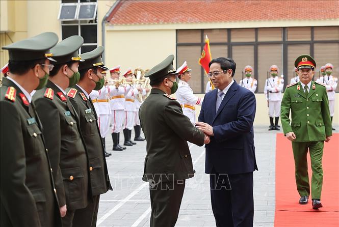 Trong ảnh: Thủ tướng Phạm Minh Chính đến thăm cán bộ, chiến sĩ Cục A05 và C07. Ảnh: Dương Giang-TTXVN