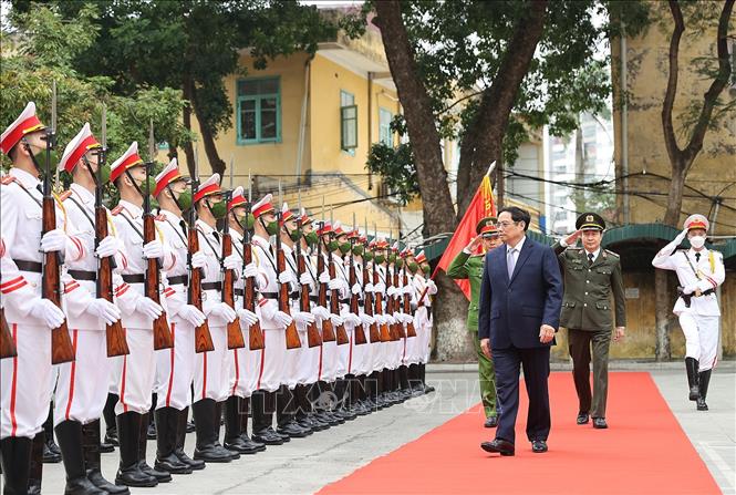 Trong ảnh: Thủ tướng Phạm Minh Chính đến thăm cán bộ, chiến sĩ Cục A05 và C07. Ảnh: Dương Giang-TTXVN