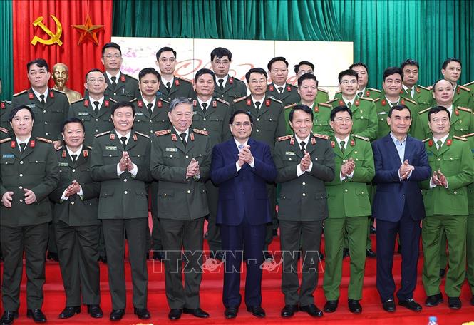 Trong ảnh: Thủ tướng Phạm Minh Chính đến thăm, chúc Tết cán bộ, chiến sĩ Cục A05 và C07. Ảnh: Dương Giang-TTXVN