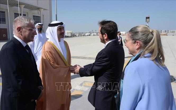 Bộ trưởng Ngoại giao và Hợp tác Quốc tế UAE Abdullah bin Zayed Al Nahyan (áo vàng) tiếp đón Tổng thống Israel Isaac Herzog và phu nhân. Ảnh TTXVN phát