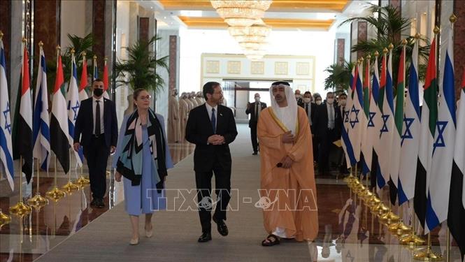 Bộ trưởng Ngoại giao và Hợp tác Quốc tế UAE Abdullah bin Zayed Al Nahyan (áo vàng) tiếp đón Tổng thống Israel Isaac Herzog và phu nhân. Ảnh TTXVN phát