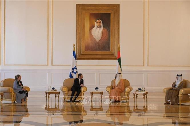 Bộ trưởng Ngoại giao và Hợp tác Quốc tế UAE Abdullah bin Zayed Al Nahyan (áo vàng) tiếp đón Tổng thống Israel Isaac Herzog. Ảnh TTXVN phát