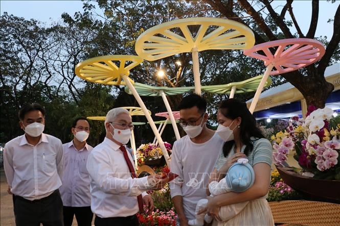 Bí thư Tỉnh ủy Bình Dương Nguyễn Văn Lợi thăm hỏi, động viện và tặng bao lì xì cho một gia đình có con nhỏ ở lại Bình Dương đón Tết xa quê. Ảnh: Chí Tưởng - TTXVN