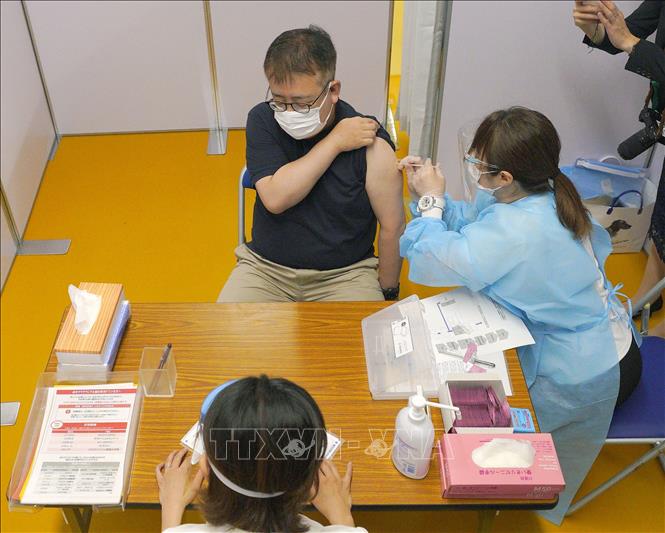 Trong ảnh (tư liệu): Nhân viên y tế tiêm vaccine phòng COVID-19 cho người dân tại Nagoya, Nhật Bản. Ảnh: Kyodo/ TTXVN