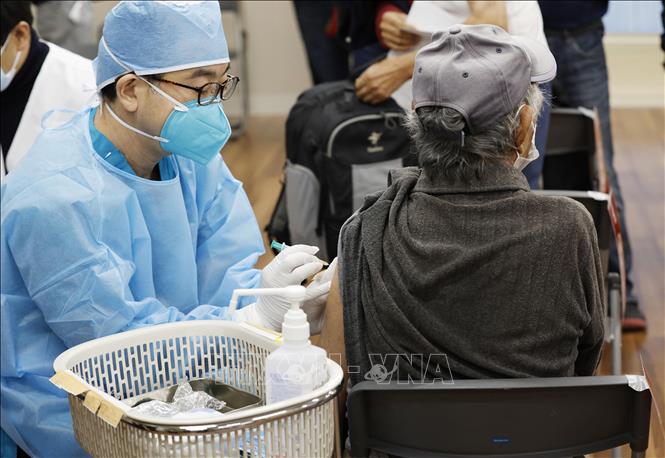 Trong ảnh (tư liệu): Nhân viên y tế tiêm vaccine phòng COVID-19 cho người dân tại Tokyo, Nhật Bản. Ảnh: Kyodo/ TTXVN