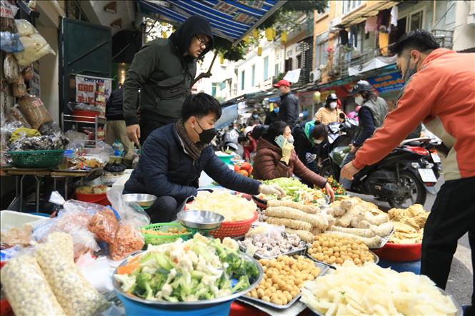 Sôi động cảnh người mua, người bán tại chợ Hàng Bè, sáng 29 tháng Chạp âm lịch. Ảnh: Hoàng Hiếu - TTXVN 