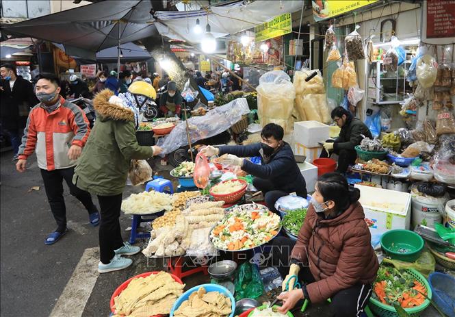 Chợ Hàng Bè hút người đến mua sắm trong ngày tất niên. Ảnh: Hoàng Hiếu - TTXVN 