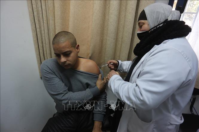 Trong ảnh: Nhân viên y tế tiêm vaccine phòng COVID-19 cho người dân tại Nablus, Bờ Tây, ngày 30/1/2022. Ảnh: THX/ TTXVN