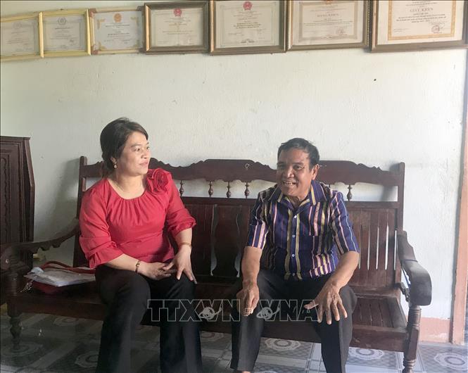 Trong ảnh: Ông A In trao đổi về kinh nghiệm và cách làm ăn xây dựng quê hương ngày càng giàu mạnh, văn minh. Ảnh: Khoa Chương - TTXVN