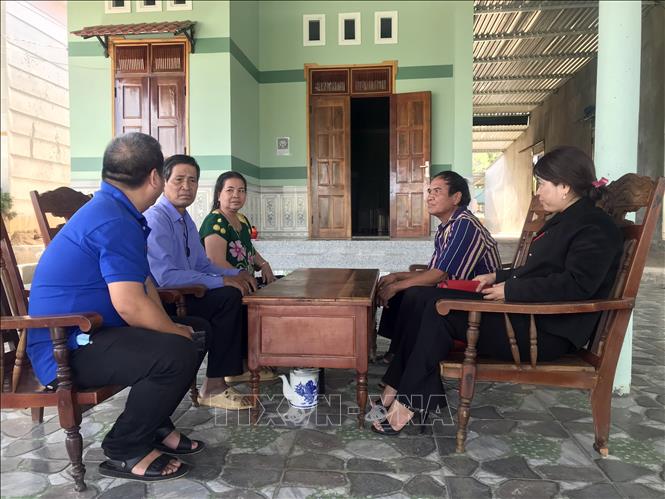 Trong ảnh : Ông A In cùng cán bộ huyện Sa Thầy đến thăm hỏi, động viên các hộ gia đình tại làng O chăm chỉ làm ăn, phát triển kinh tế. Ảnh: Khoa Chương - TTXVN