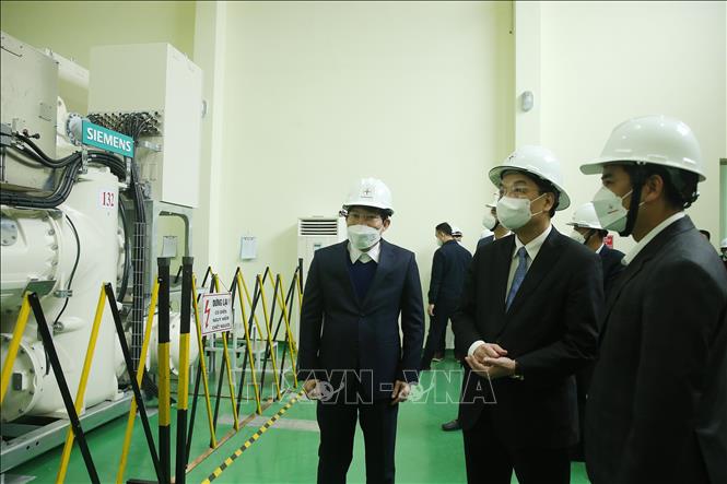 Chủ tịch UBND TP Hà Nội Chu Ngọc Anh kiểm tra khả năng sẵn sàng nhiệm vụ tại Trạm biến áp 110Kv Bắc Thành Công (Tổng công ty Điện lực TP Hà Nội). Ảnh: Lâm Khánh - TTXVN