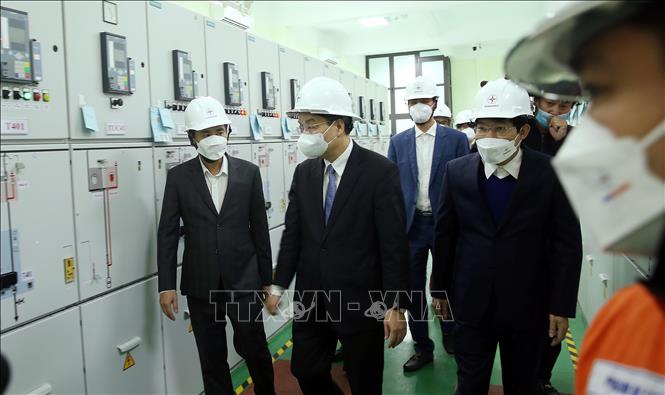 Trong ảnh: Chủ tịch UBND TP Hà Nội Chu Ngọc Anh kiểm tra tại Trạm biến áp 110Kv Bắc Thành Công (Tổng công ty Điện lực TP Hà Nội). Ảnh: Lâm Khánh - TTXVN