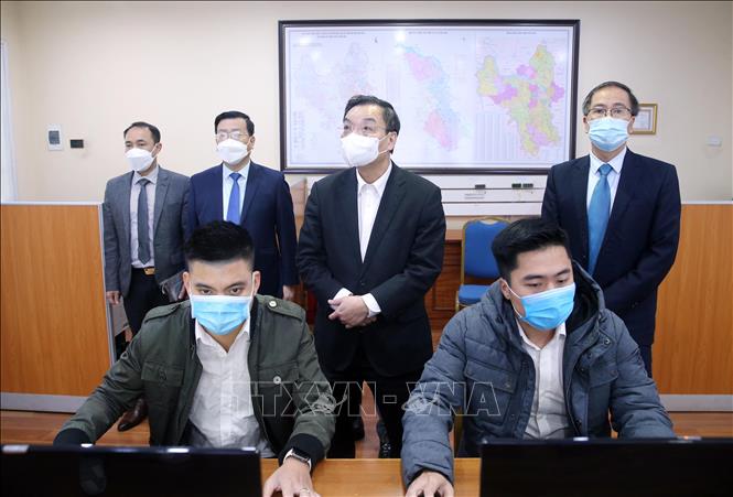 Trong ảnh: Chủ tịch UBND TP Hà Nội Chu Ngọc Anh kiểm tra Trung tâm giám sát thoát nước thuộc Công ty TNHH Một thành viên Thoát nước Hà Nội. Ảnh: Lâm Khánh - TTXVN