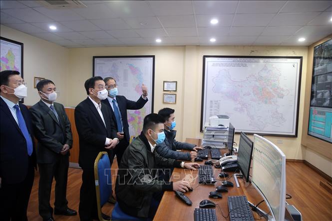 Trong ảnh: Chủ tịch UBND TP Hà Nội Chu Ngọc Anh kiểm tra Trung tâm giám sát thoát nước thuộc Công ty TNHH Một thành viên Thoát nước Hà Nội. Ảnh: Lâm Khánh - TTXVN