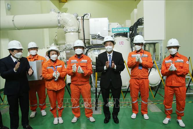 Trong ảnh: Chủ tịch UBND TP Hà Nội Chu Ngọc Anh chúc Tết cán bộ, nhân viên Trạm biến áp 110Kv Bắc Thành Công (Tổng công ty Điện lực TP Hà Nội). Ảnh: Lâm Khánh - TTXVN