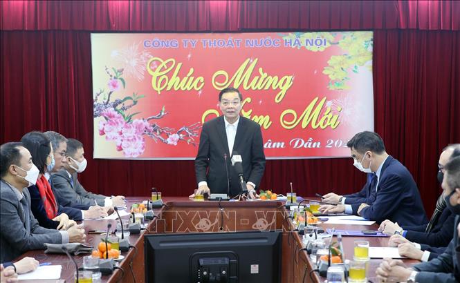 Trong ảnh: Chủ tịch UBND TP Hà Nội Chu Ngọc Anh chúc Tết cán bộ, nhân viên Công ty TNHH Một thành viên Thoát nước Hà Nội. Ảnh: Lâm Khánh - TTXVN