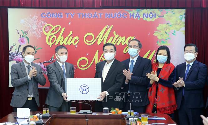 Trong ảnh: Chủ tịch UBND TP Hà Nội Chu Ngọc Anh tặng quà, chúc Tết cán bộ, nhân viên Công ty TNHH Một thành viên Thoát nước Hà Nội. Ảnh: Lâm Khánh - TTXVN