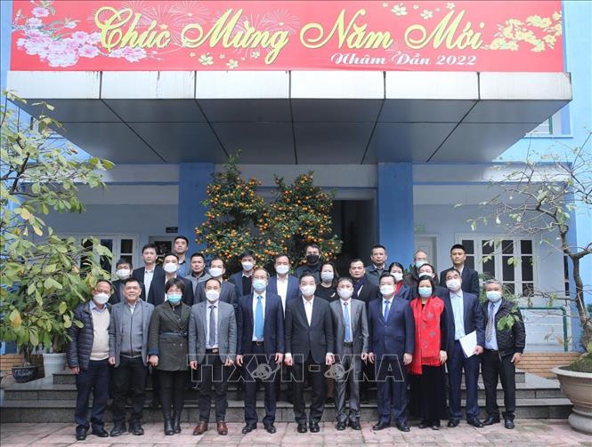 Trong ảnh: Chủ tịch UBND TP Hà Nội Chu Ngọc Anh với cán bộ, nhân viên Công ty TNHH Một thành viên Thoát nước Hà Nội. Ảnh: Lâm Khánh - TTXVN