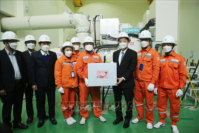 Trong ảnh: Chủ tịch UBND TP Hà Nội Chu Ngọc Anh tặng quà, chúc Tết cán bộ, nhân viên Trạm biến áp 110Kv Bắc Thành Công (Tổng công ty Điện lực TP Hà Nội). Ảnh: Lâm Khánh - TTXVN