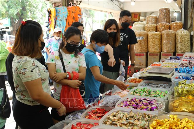 Trong ảnh: Khách chọn mua bánh, mứt, kẹo đãi khách trong dịp Tết Nguyên đán. Ảnh: Hữu Chiến - P/v TTXVN tại Jakarta