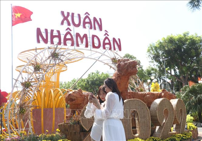 Trong ảnh: Người dân chụp ảnh lưu niệm tại Quảng trường thành phố Vĩnh Long, tỉnh Vĩnh Long. Ảnh: Lê Thúy Hằng - TTXVN