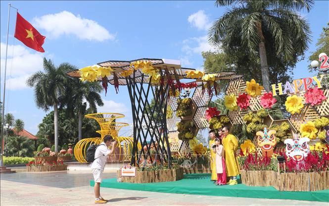 Trong ảnh : Người dân chụp ảnh tại Quảng trường thành phố Vĩnh Long, tỉnh Vĩnh Long. Ảnh: Lê Thúy Hằng - TTXVN