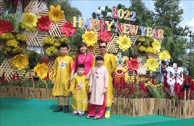 Trong ảnh :Người dân chụp ảnh lưu niệm tại Quảng trường thành phố Vĩnh Long, tỉnh Vĩnh Long. Ảnh: Lê Thúy Hằng - TTXVN