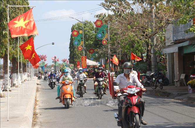 Trong ảnh :Các tuyến đường thành phố Vĩnh Long, tỉnh Vĩnh Long rực rỡ sắc Xuân chào đón năm mới. Ảnh: Lê Thúy Hằng - TTXVN