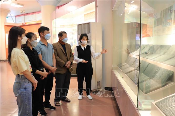 Trong ảnh: Cán bộ Bảo tàng tỉnh Bắc Ninh giới thiệu Mộc bản Hải Thượng y tông tâm lĩnh. Ảnh: Thanh Thương- TTXVN