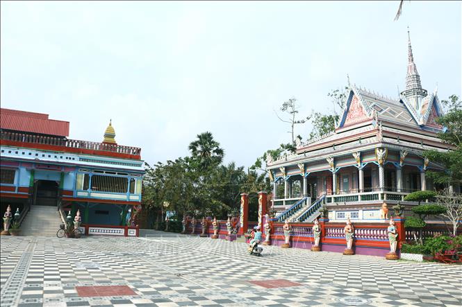 Khoảng sân rộng trước chánh điện chùa Sà Lôn được lát gạch men sáng bóng. Ảnh: Minh Hưng - TTXVN

