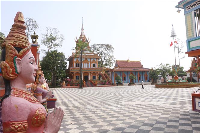 Khoảng sân rộng trước chánh điện chùa Sà Lôn được lát gạch men sáng bóng. Ảnh: Minh Hưng - TTXVN
