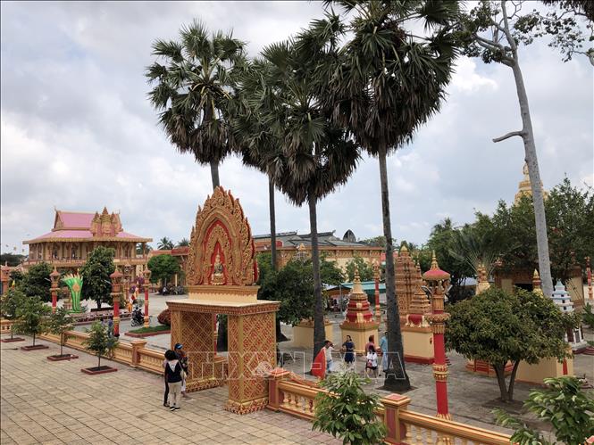 Khu tháp cốt trong chùa Xiêm Cán cùng hàng cây thốt nốt đặc trưng vùng Tây Nam Bộ. Ảnh: Minh Hưng - TTXVN