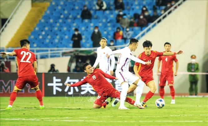 A fight for the ball between the two sides. VNA Photo: Tuấn Anh