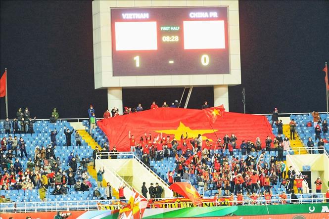 Vietnamese fans celebrate the first goal. VNA Photo: Tuấn Anh