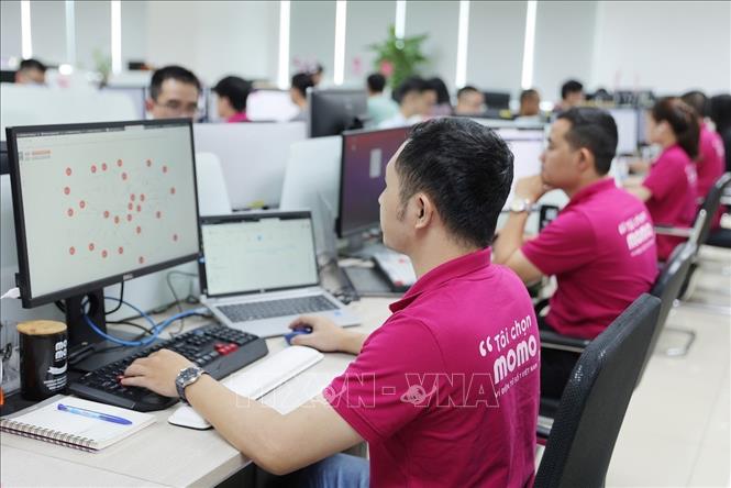 Trong ảnh: Các nhân viên của Ví điện tử MoMo làm việc tại văn phòng. Ảnh: TTXVN phát