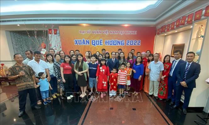 Đại sứ Việt Nam tại Brunei Trần Văn Khoa chụp anh chung với các kiều bào tham dự buổi lễ. Ảnh: TTXVN phát