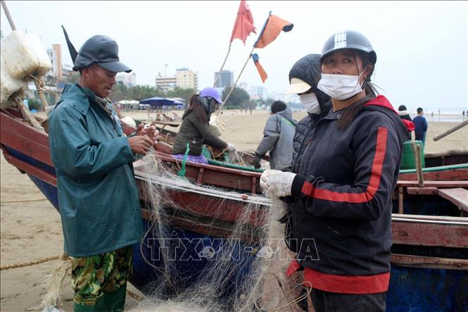 Ngư dân thành phố Sầm Sơn, tỉnh Thanh Hóa chuẩn bị lưới để ra khơi trong dịp đầu năm mới. Ảnh: Nguyễn Nam-TTXVN