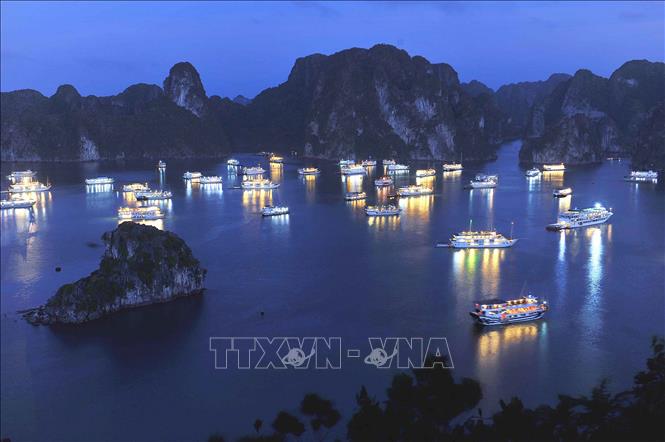 Trong ảnh: Tại Vịnh Hạ Long, du thuyền là hình thức du lịch truyền thống. Ảnh: Minh Đức - TTXVN
